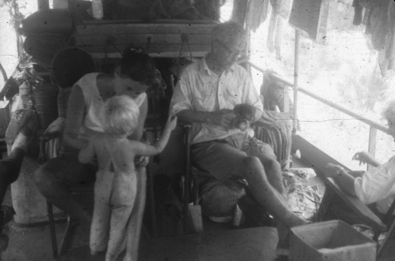 BD/216/276 -
Familie Visser op een gouvernementsvaartuig