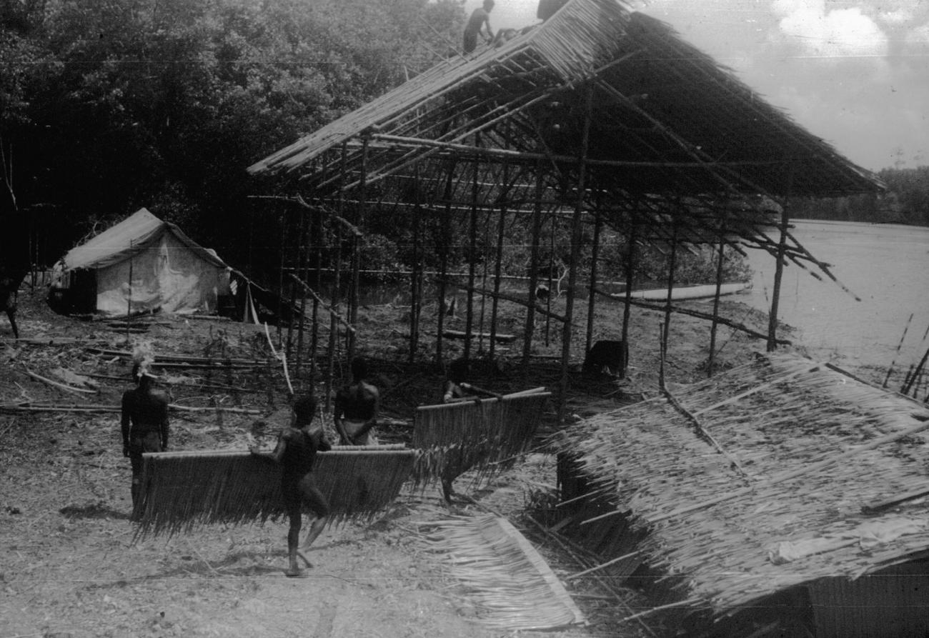 BD/216/27 -
Dak dekken met atap voor huis in aanbouw aan rivier
