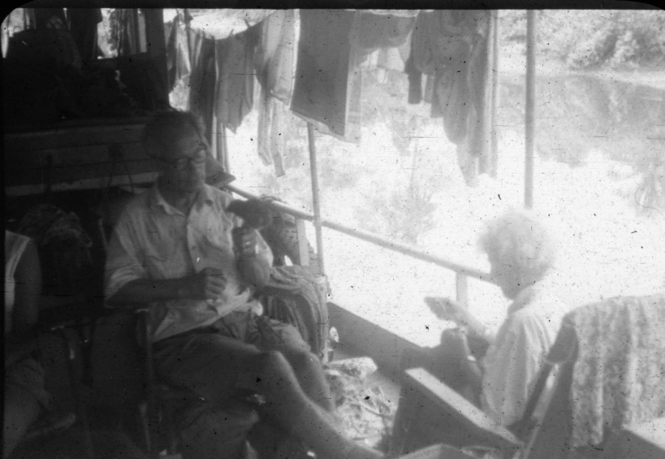 BD/216/288 -
Familie Visser op een gouvernementsvaartuig
