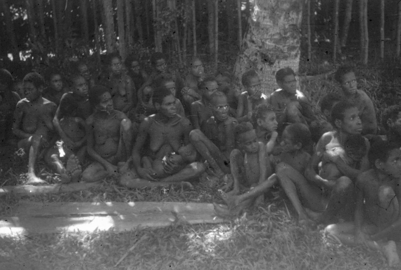 BD/216/297 -
Groep Asmatvrouwen en kinderen