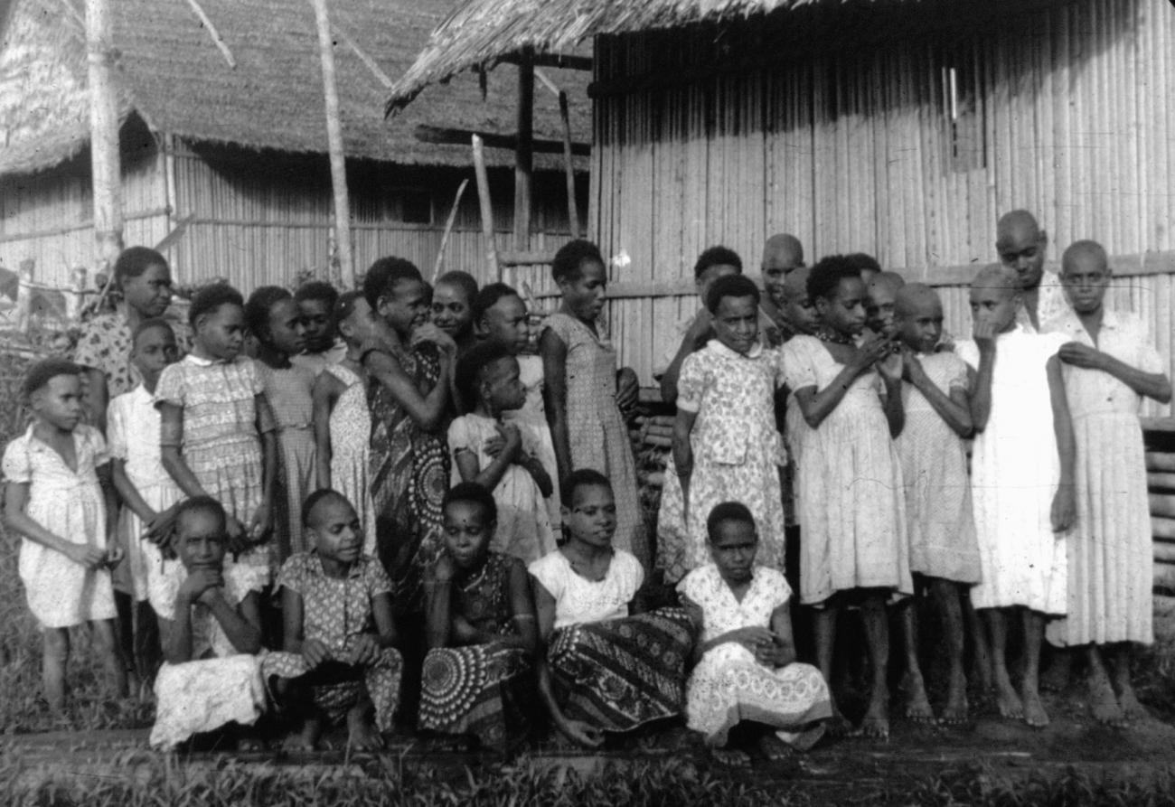 BD/216/298 -
Groep Asmatmeisjes met hun eerste nieuwe jurk