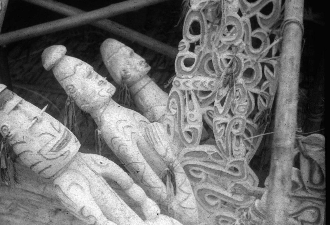 BD/216/29 -
Drie torso's van voorouderbeelden uit de Asmat