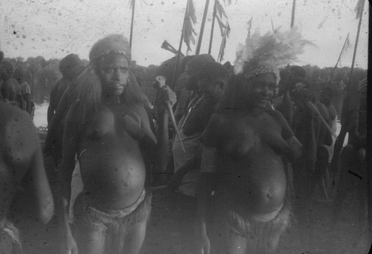BD/216/30 -
Twee vrouwen uit de Asmat met hoofdtooi en casuarisbot als dolk