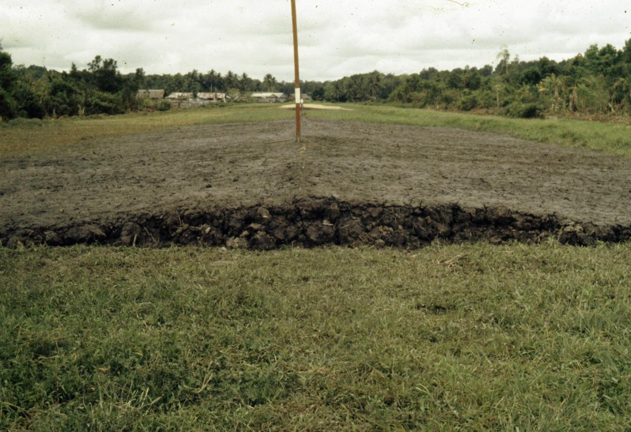 BD/216/383 -
De vliegstrip in het dorp Basim