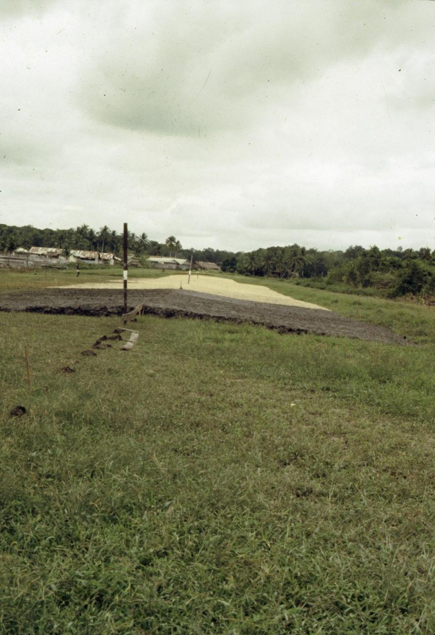 BD/216/384 -
De vliegstrip in het dorp Basim