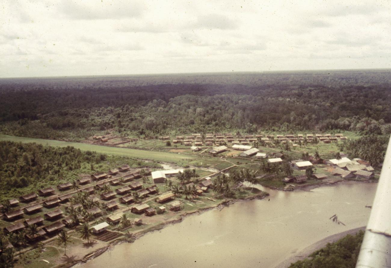 BD/216/386 -
Luchtfoto van het dorp Basim