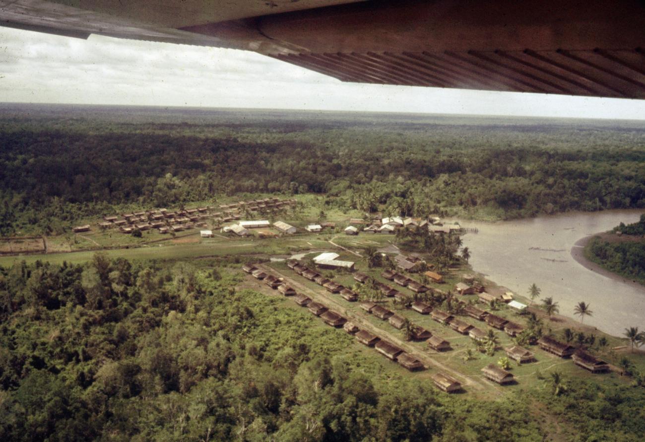 BD/216/387 -
Luchtfoto van het dorp Basim
