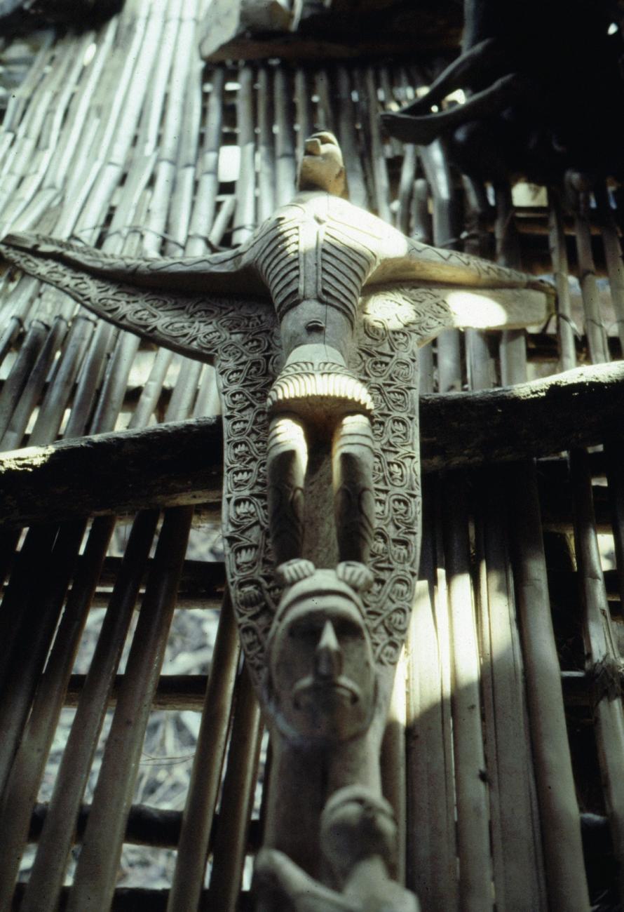 BD/216/389 -
Houten kruisbeeld vervaardigd in Asmat stijl