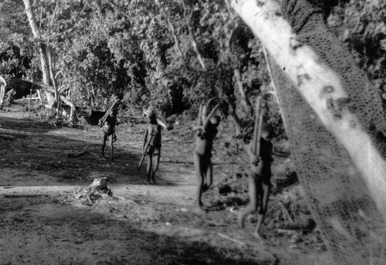 BD/216/41 -
Vrouwen uit de Asmat op weg met hun visnetten