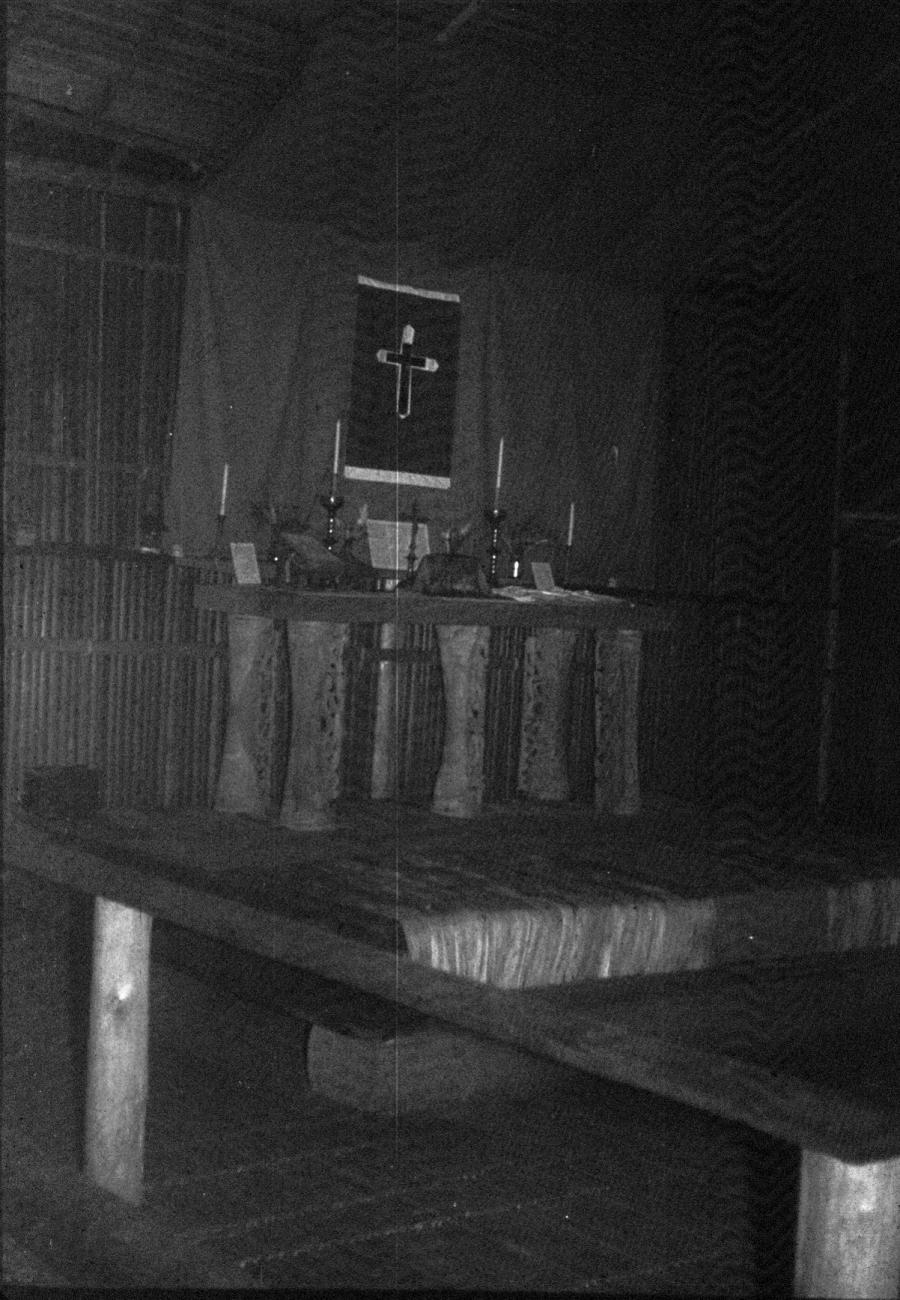 BD/216/45 -
Altaar van de r.k. kerk in Asmat. De poten in de vorm van een trom
