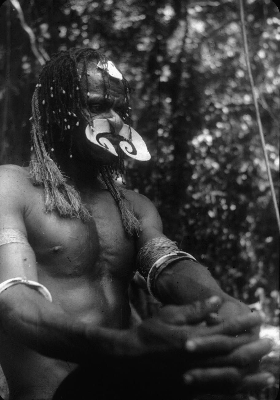 BD/216/58 -
Man uit de Asmat met neusversiering, haarversiering en armbanden