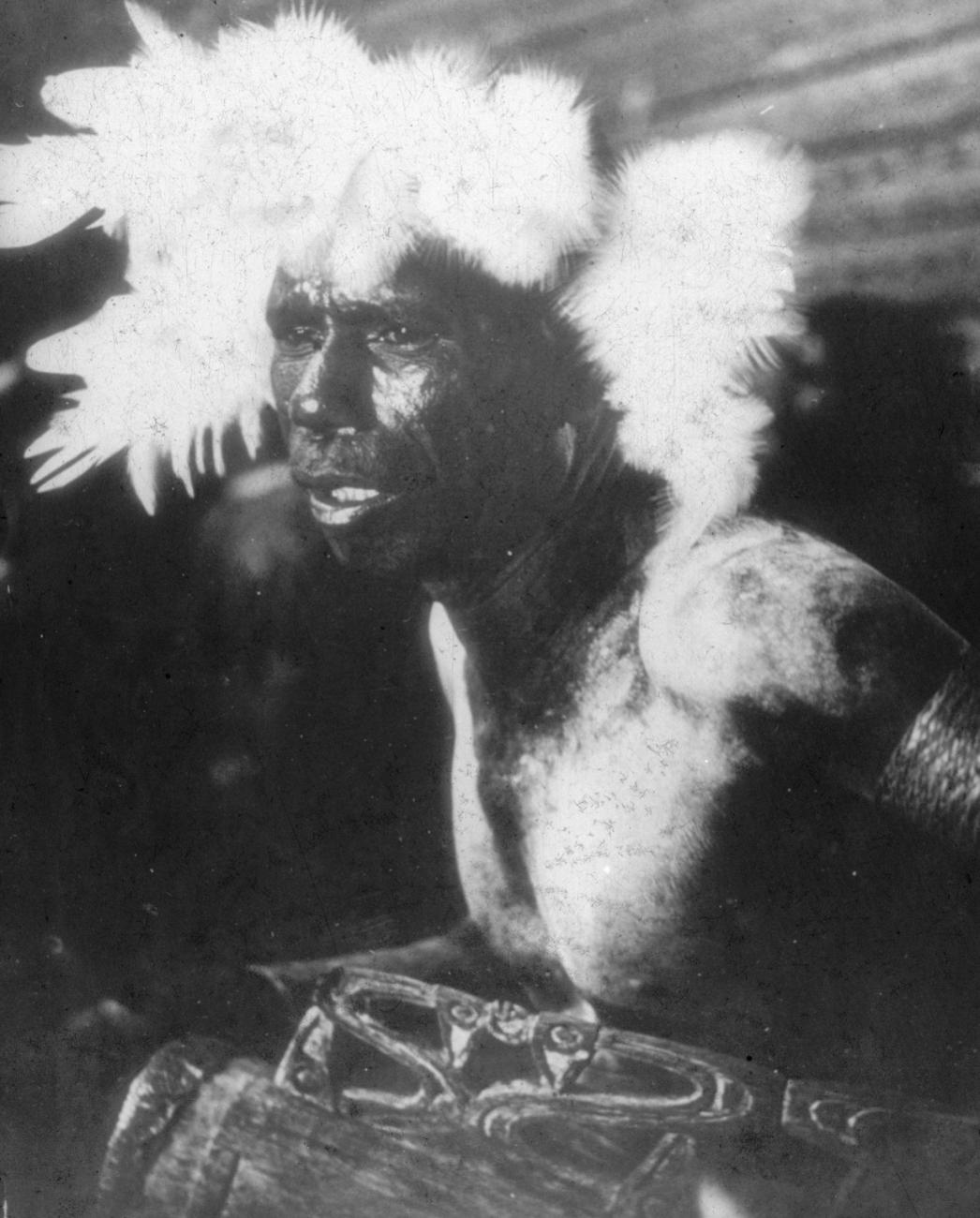 BD/216/62 -
Man uit Asmat met verentooi, armband en trom