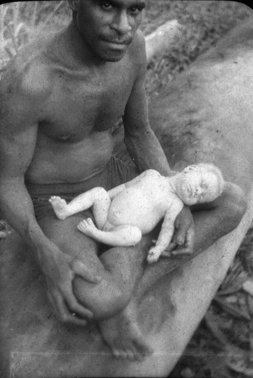 BD/216/65 -
Man uit Asmat en kind, baby