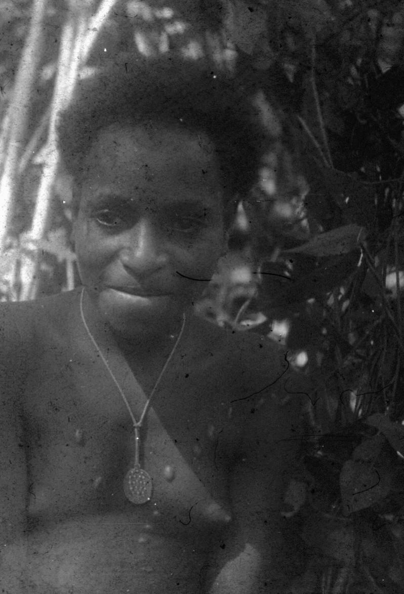 BD/216/79 -
Meisje uit Asmat met ketting
