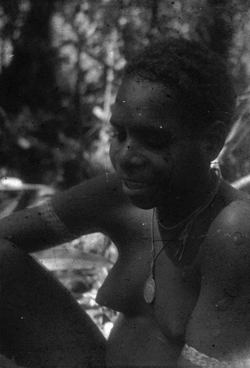 BD/216/80 -
Meisje uit Asmat met ketting en armband
