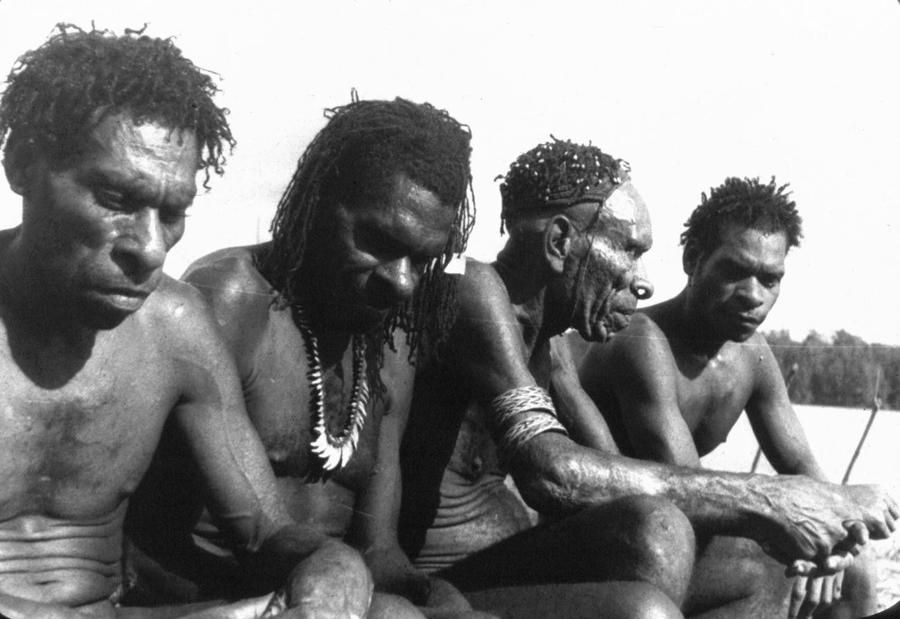 BD/216/86 -
Vier mannen uit de Asmat aan rivier