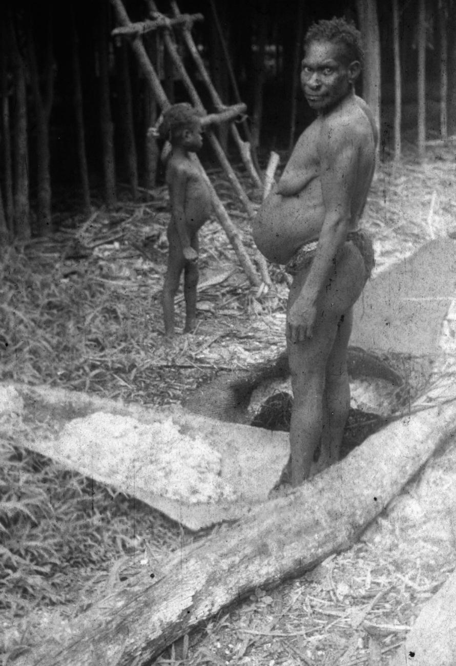 BD/216/88 -
Kind en vrouw uit Asmat met sagovezels