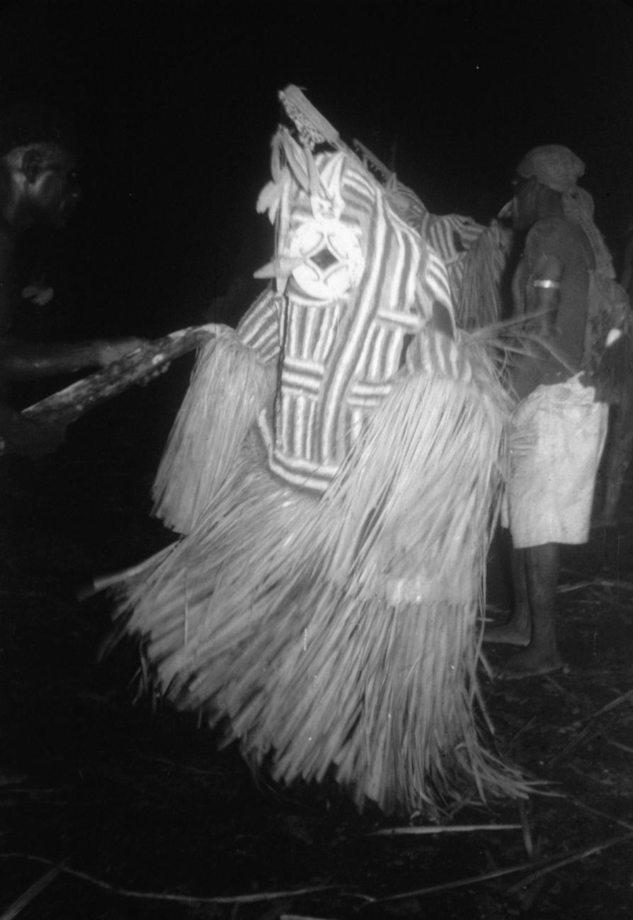 BD/216/96 -
Man in Jipae kostuum dansmasker tijdens de dans