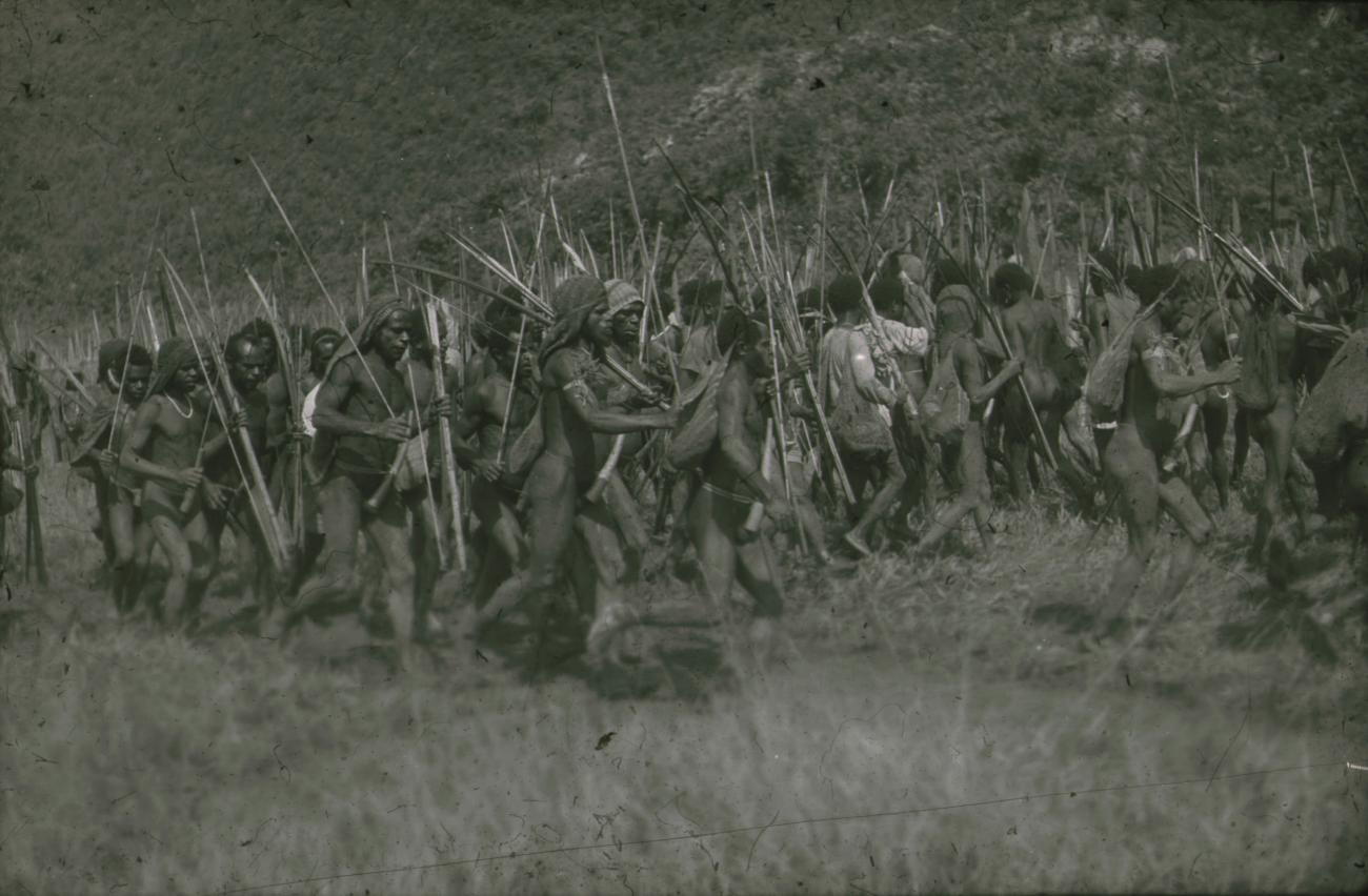 BD/248/137 -
Groep dansende Berglandbewoners