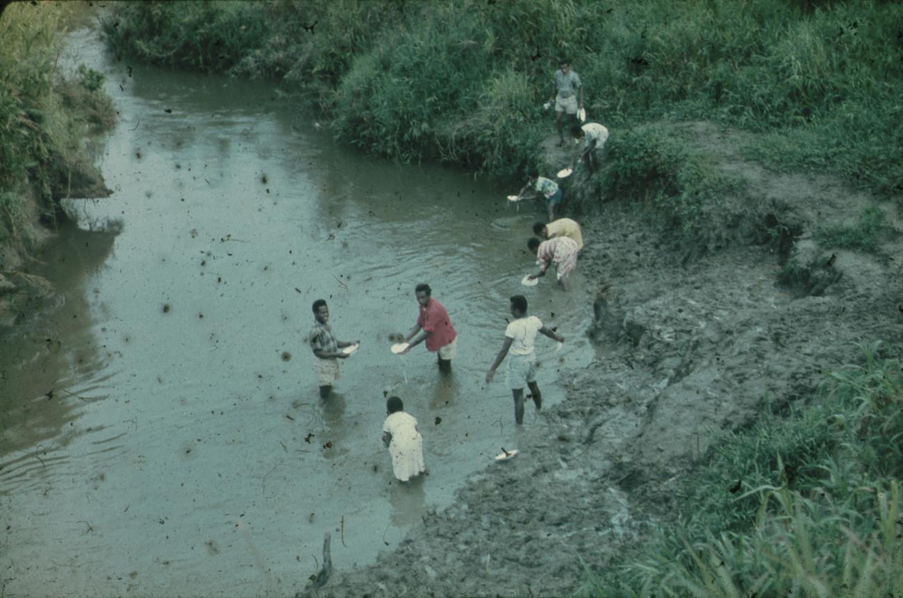 BD/248/154 -
afwassen van borden in de rivier