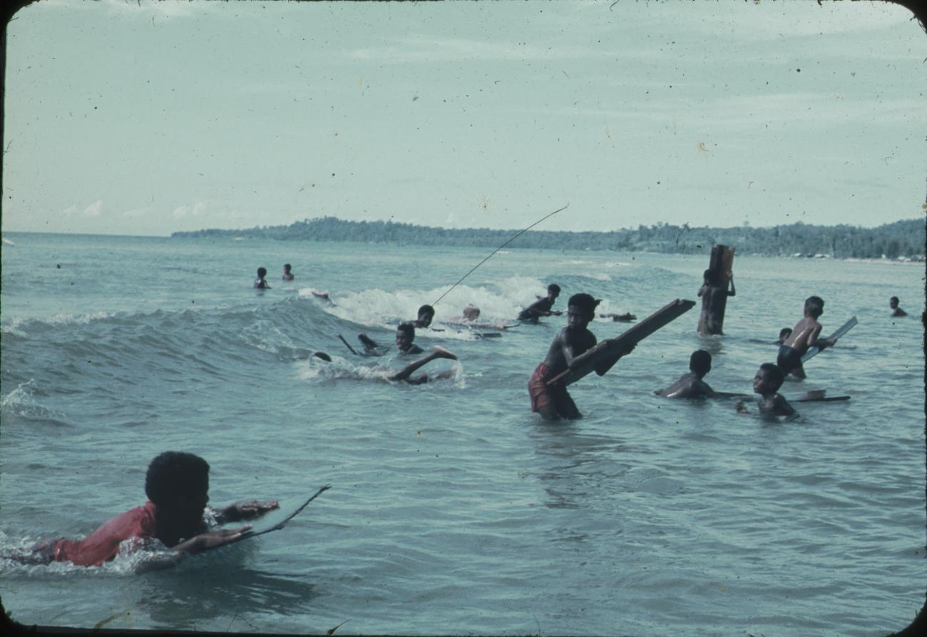 BD/248/202 -
Kinderen spelen in het waterbij Sorong