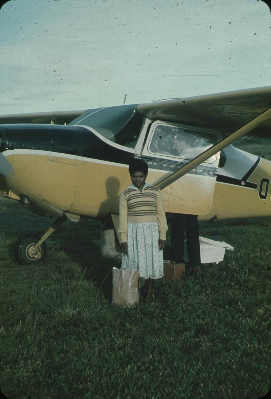 BD/248/219 -
Vrouw poserend voor vliegtuig (Cessna)
