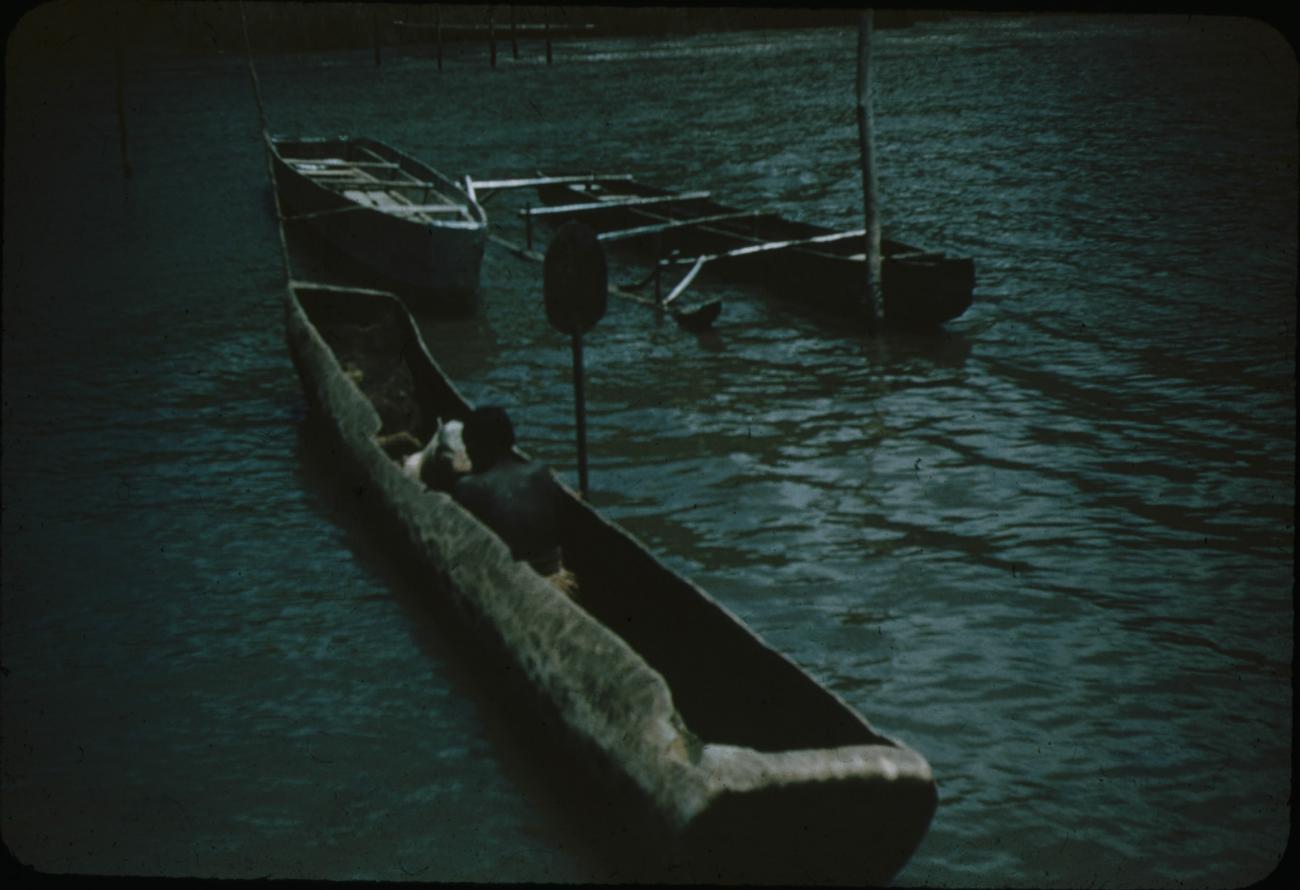 BD/248/279 -
In een prauw op het water