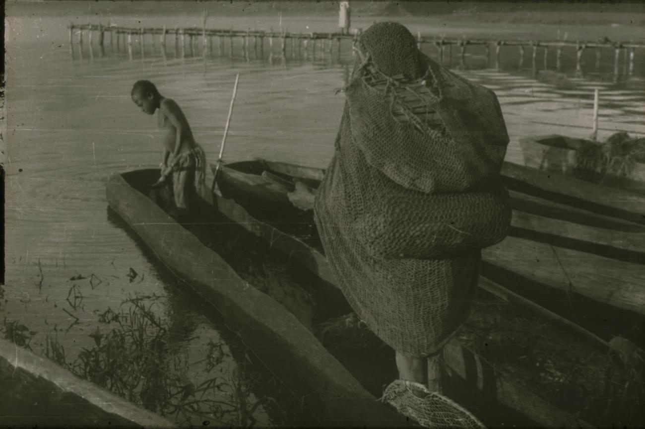 BD/248/56 -
prauwen aan de oever van het water