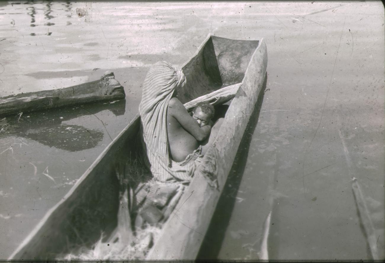 BD/248/57 -
Vrouw met kind in een prauw op het water