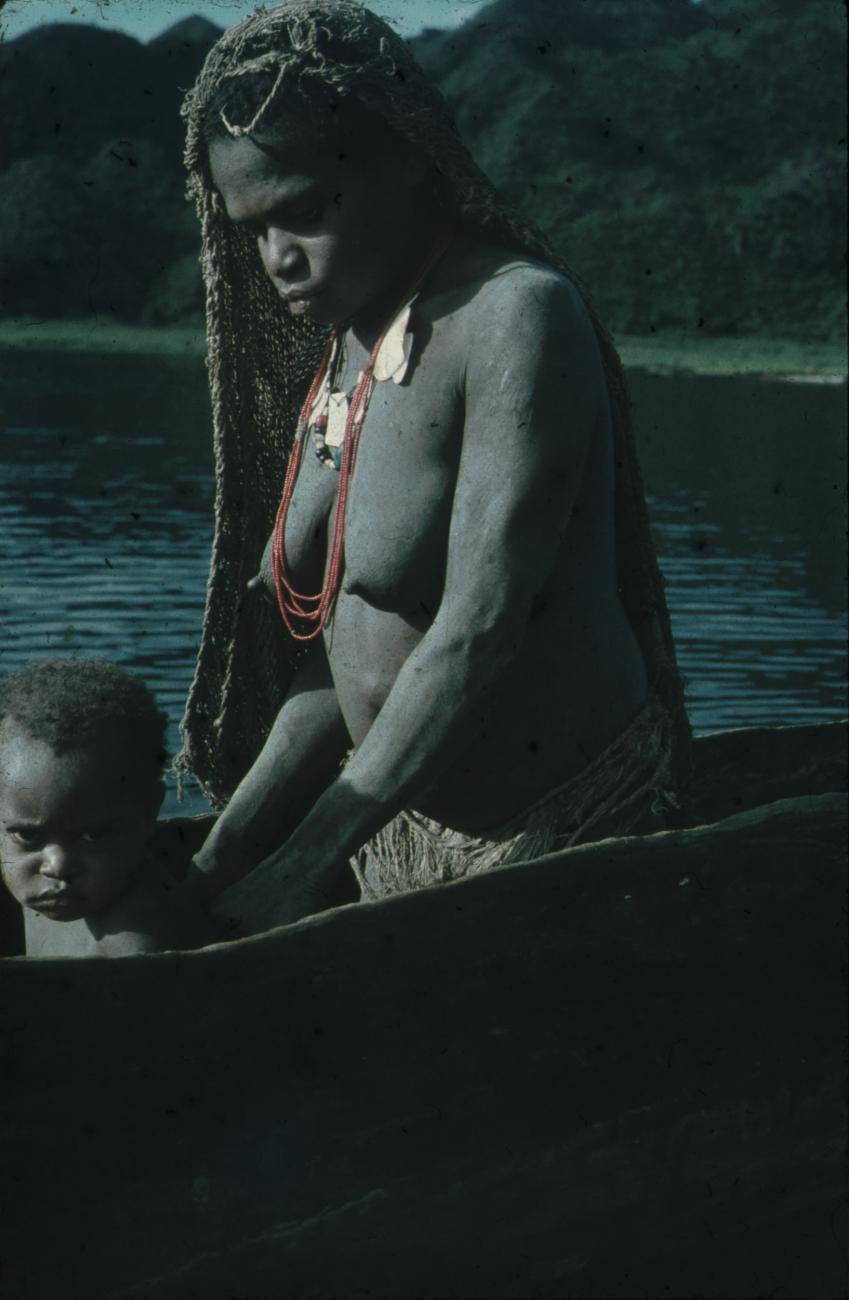 BD/248/70 -
Vrouw met kind in een prauw op het water