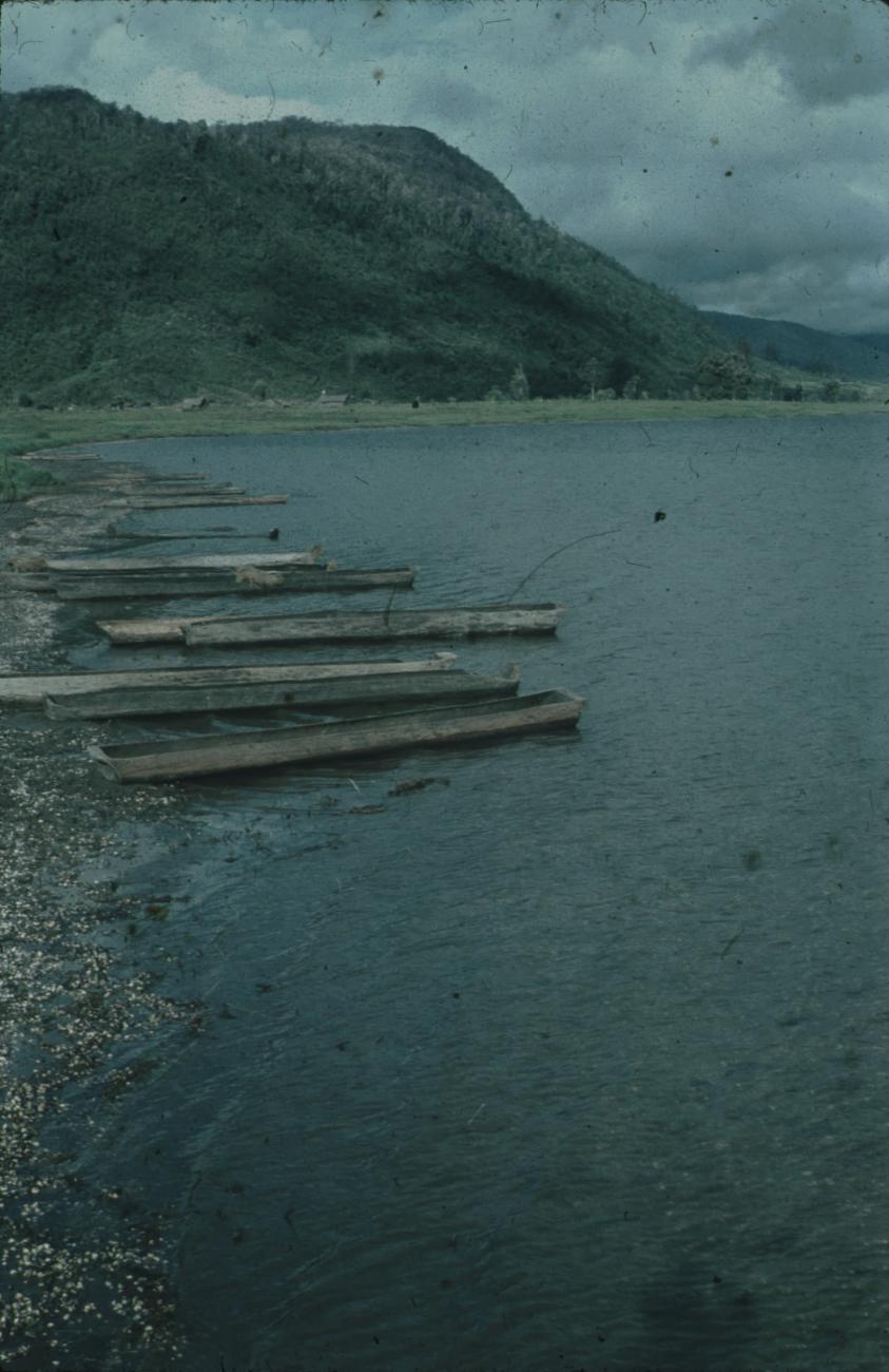 BD/248/79 -
prauwen aan het water