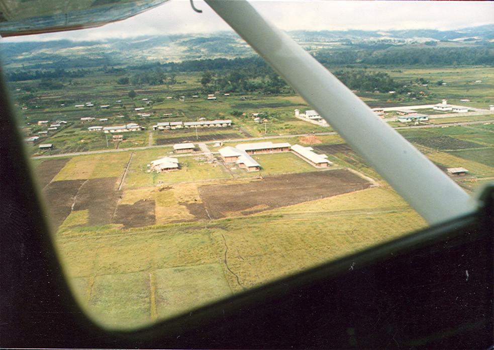 BD/269/126 -
Medisch centrum in Wamena, gezien vanuit het vliegtuig