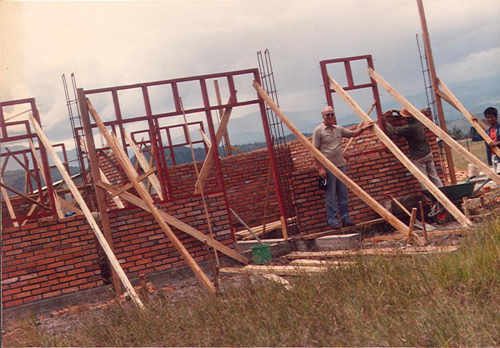 BD/269/129 -
Broeder Henk Blom o.f.m. bij de bouw van het medisch centrum in Wamena