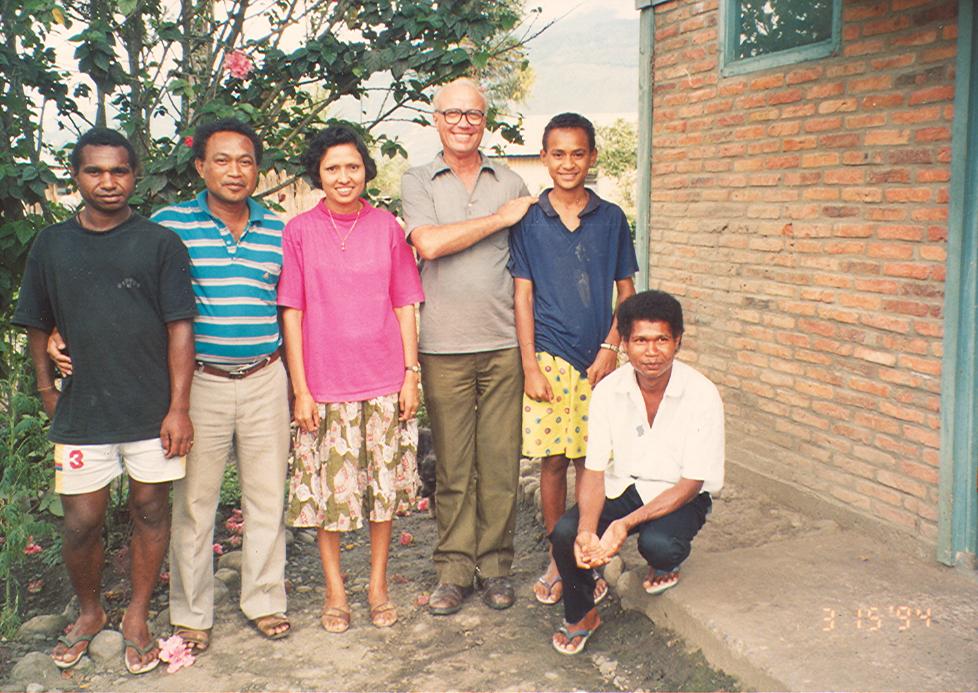 BD/269/136 -
Broeder Henk Blom o.f.m. op een groepsfoto