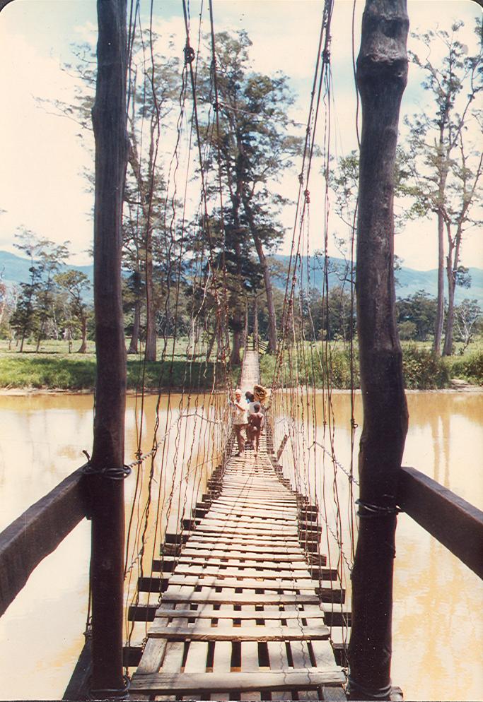 BD/269/158 -
Broeder Henk Blom o.f.m. op een hangbrug over de rivier
