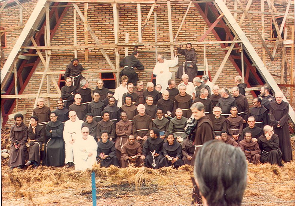 BD/269/182 -
Franciscanen poseren voor de kerk-in-renovatie in Wamena bij viering van 50 jaar Franciscanen in Papoea