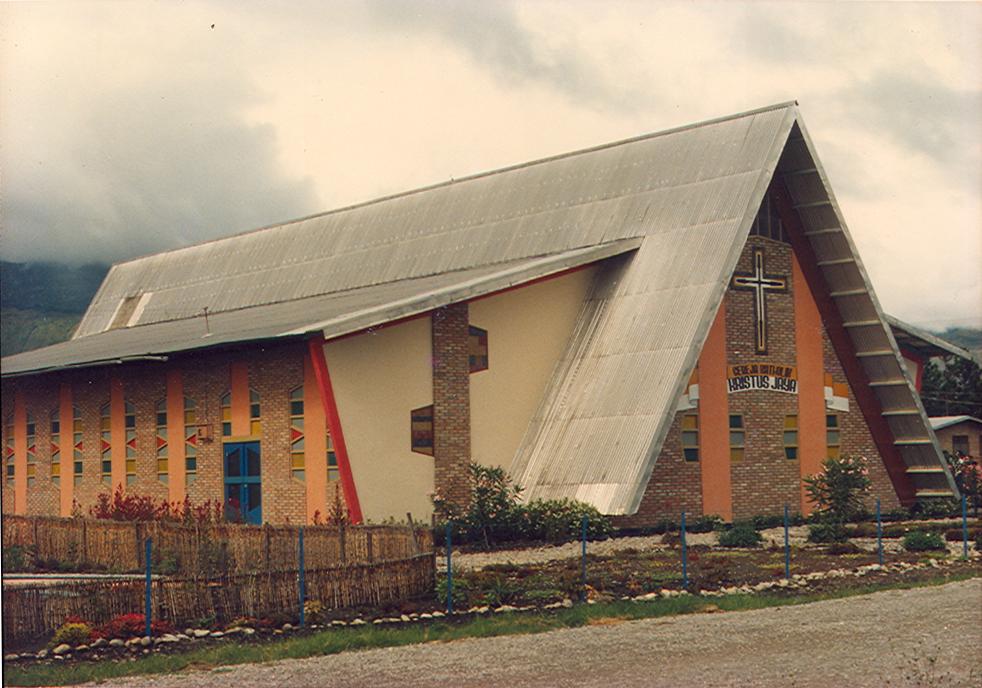 BD/269/18 -
Pastorie in Epoto (vlnr Faustinus Kolen, Br. Marius Jansen, Pater Bisschop)