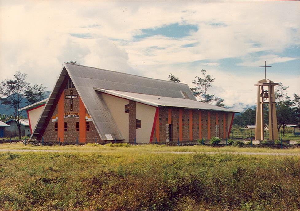 BD/269/18 -
Pastorie in Epoto (vlnr Faustinus Kolen, Br. Marius Jansen, Pater Bisschop)