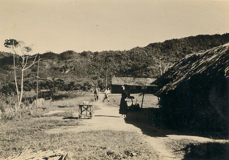 BD/269/18 -
Pastorie in Epoto (vlnr Faustinus Kolen, Br. Marius Jansen, Pater Bisschop)