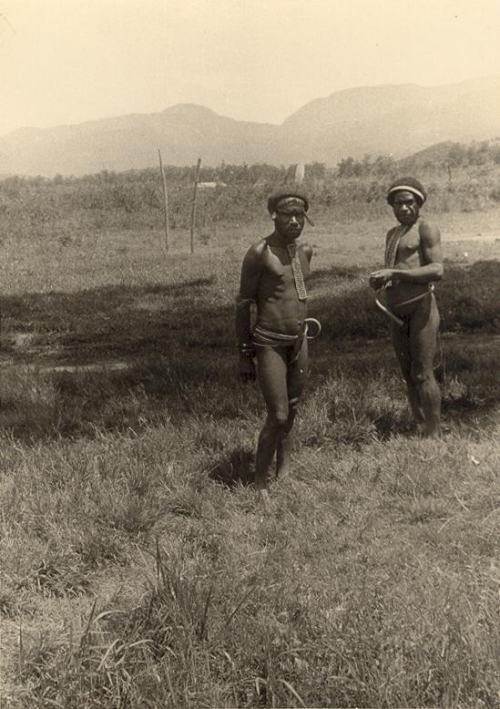 BD/269/28 -
Twee Dani-mannen in hun habitat