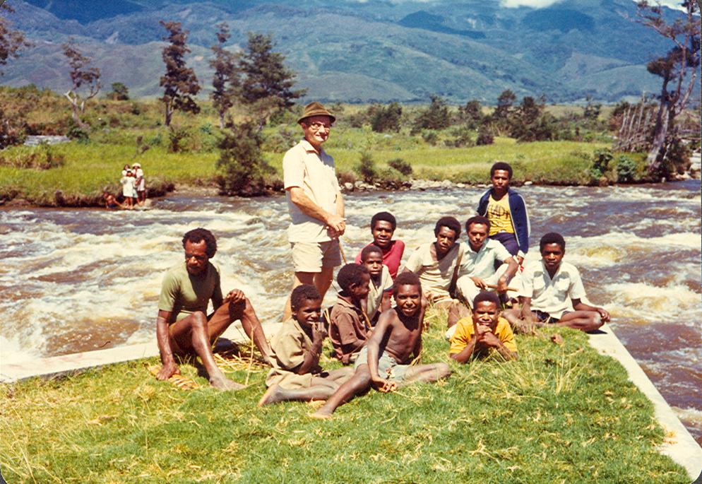 BD/269/294 - 
Groep mensen aan rivier
