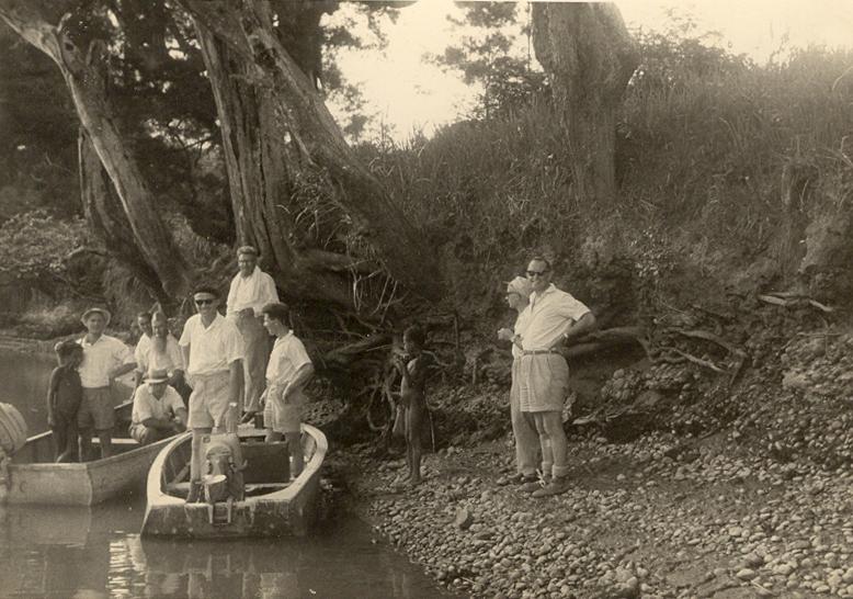 BD/269/32 -
Franciscanen in bootjes aan de rivieroever in de Baliem