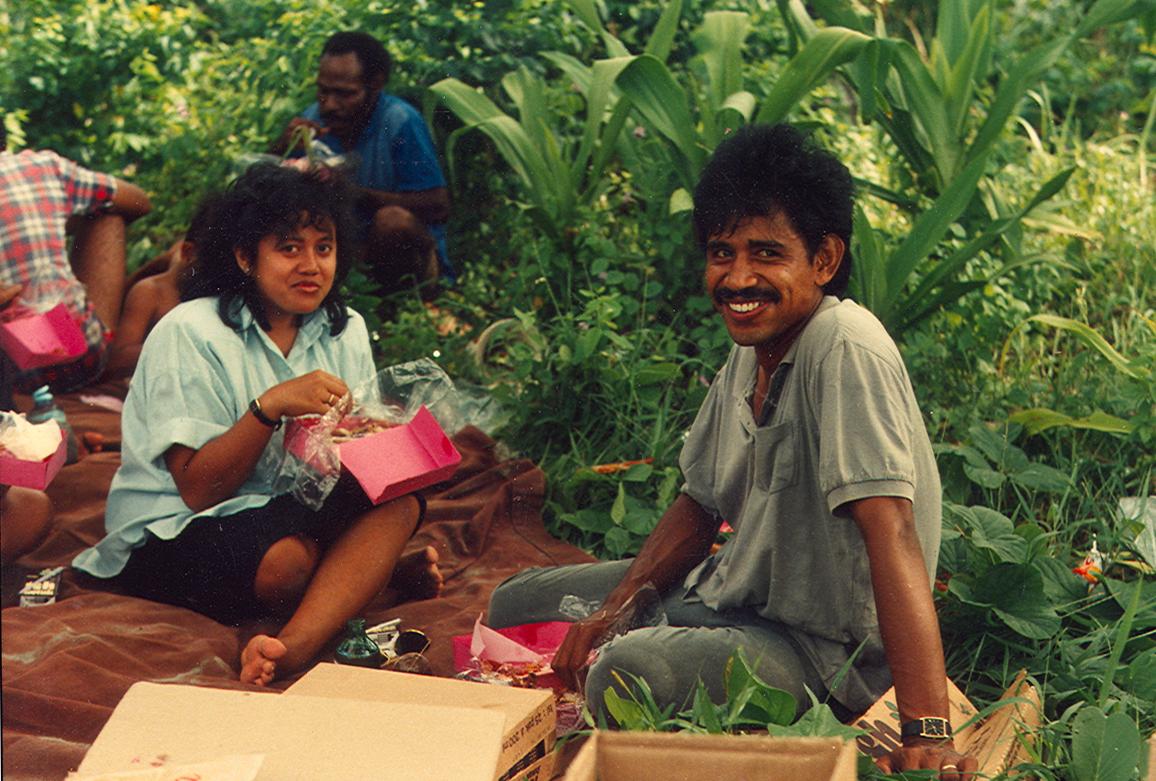 BD/269/387 - 
Man en vrouw aan het picknicken
