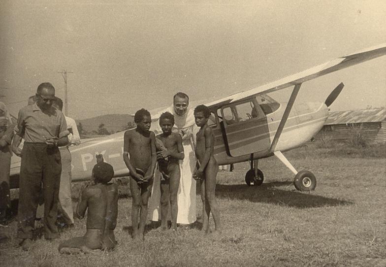 BD/269/38 -
Franciskaner broeder Henk Blom met Dani-kinderen bij een MAF-Cessna