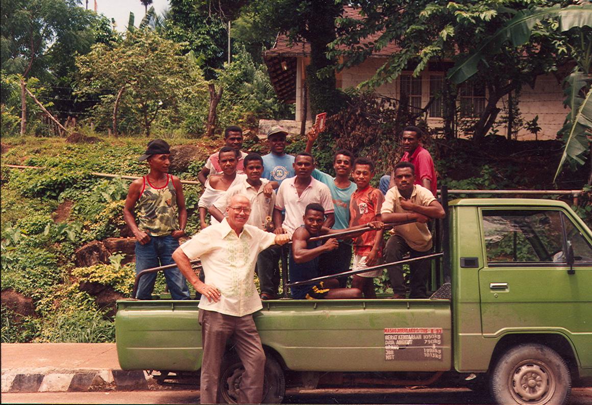 BD/269/391 - 
Man met busje arbeiders
