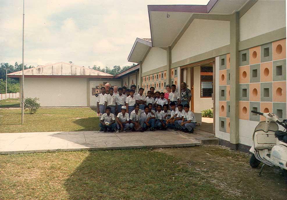 BD/269/497 -
Ingang S.P.G. gebouw met groep studenten