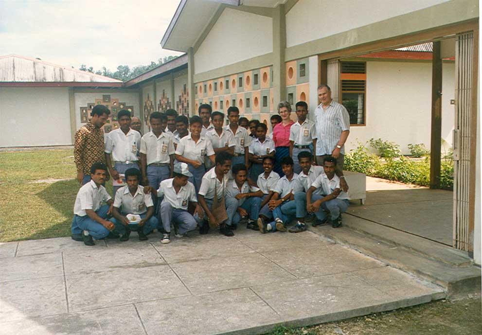 BD/269/500 -
Ingang S.P.G. gebouw met groep studenten