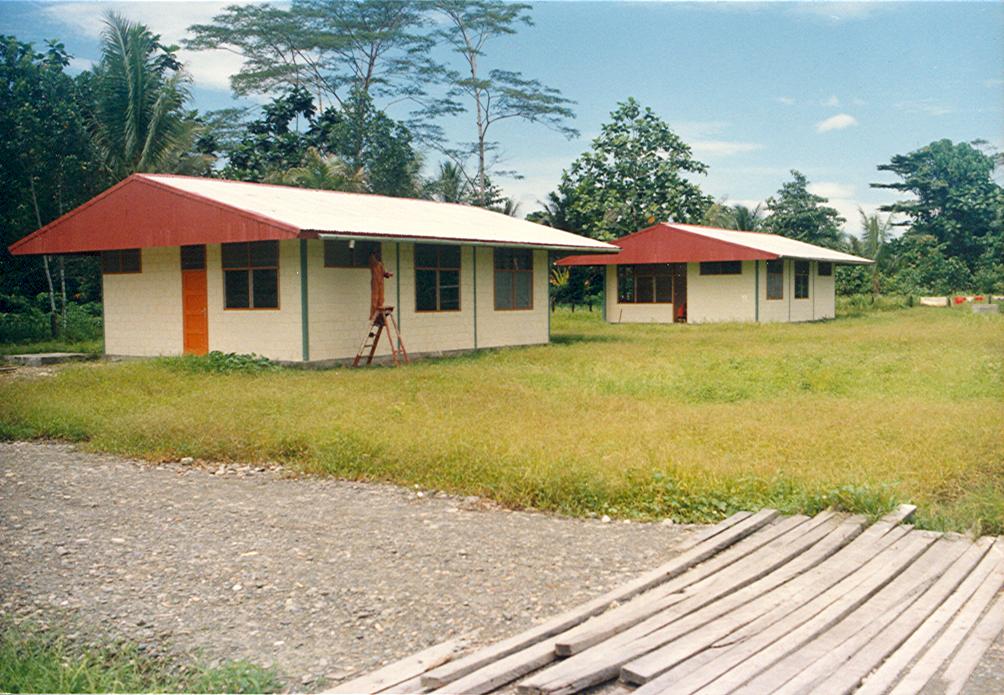 BD/269/66 -
Schilderwerkzaamheden aan de nieuw gebouwde school in Timika