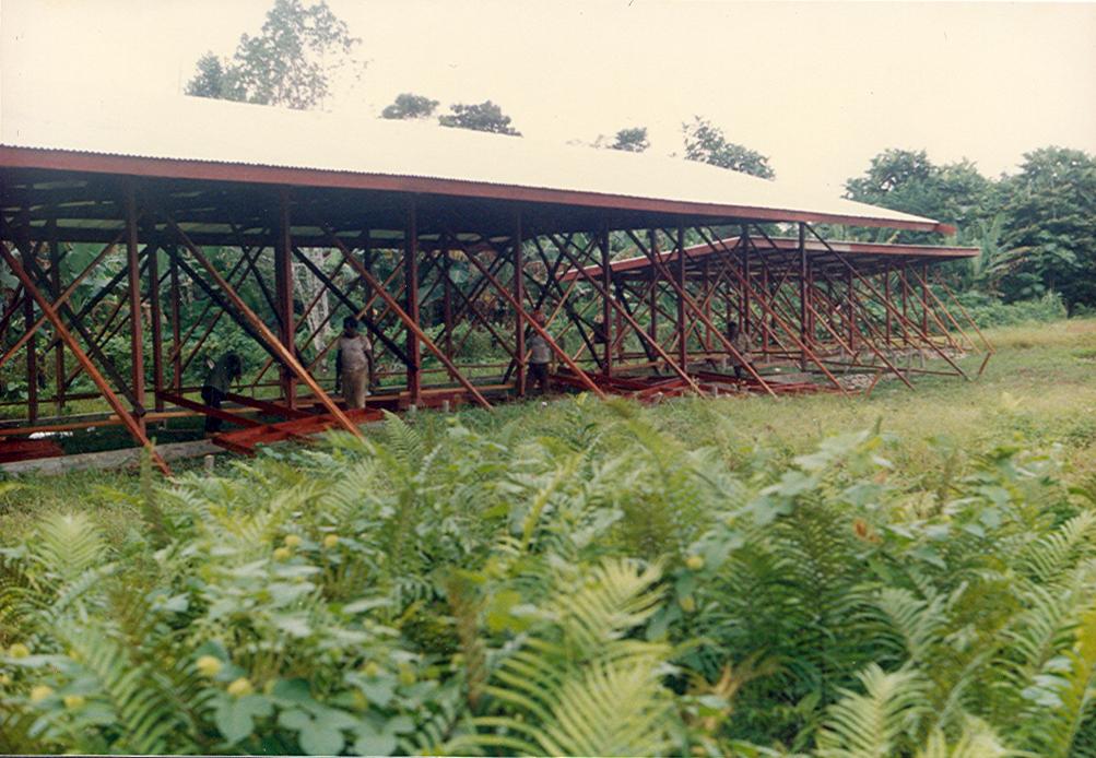 BD/269/69 -
Bouw van de nieuwe school in Timika