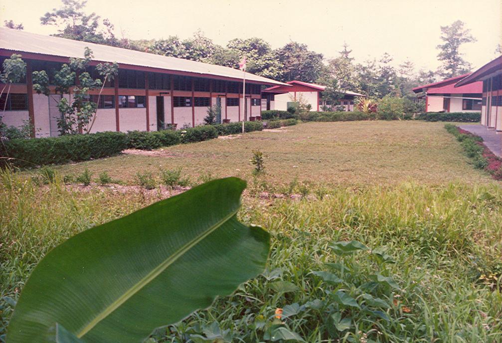 BD/269/74 -
Het nieuwe SMP-scholencomplex in Timika